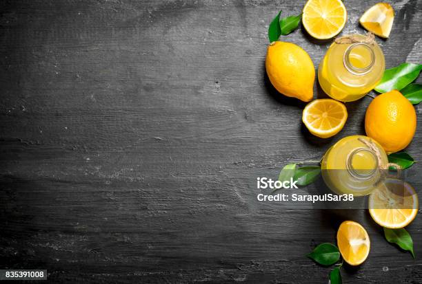 Kalte Frische Limonade Mit Scheiben Von Reifen Zitronen Stockfoto und mehr Bilder von Limonade