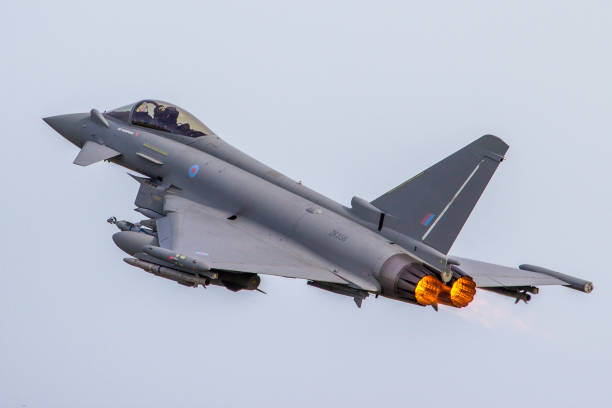 raf typhoon niskie podejście - military airplane military eurofighter typhoon zdjęcia i obrazy z banku zdjęć