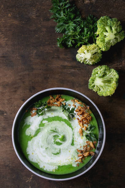 вегетарианский суп из брокколи - soup snack spiral cream стоковые фото и изображения