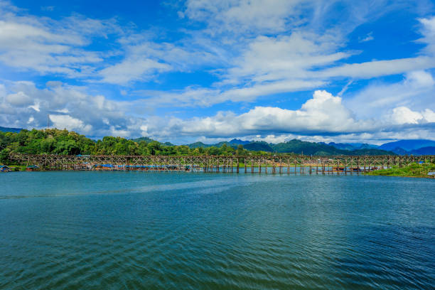 paisaje rural de la tarde de tarde lunes puente es una atracción turística popular del distrito de sangkhan buri, kanchanaburi. - sangkhlaburi fotografías e imágenes de stock