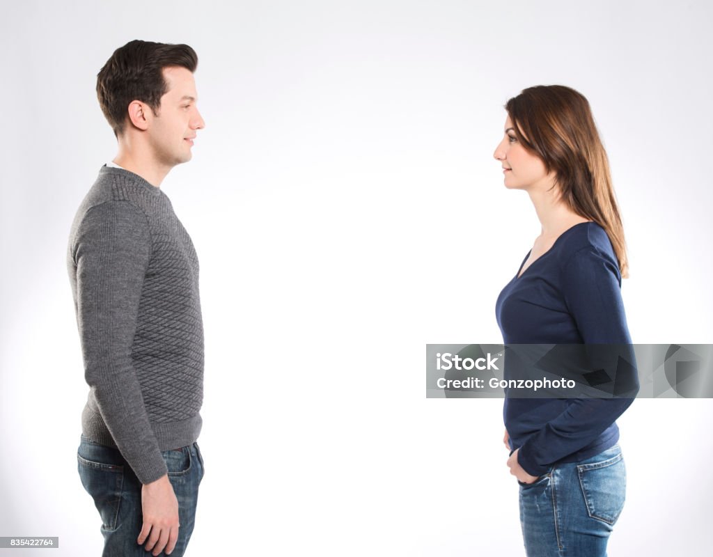 Una pareja mirando uno al otro - Foto de stock de Cara a cara libre de derechos