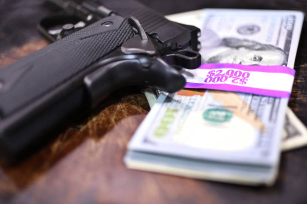 9mm pistole und stapel von 100 $-scheine in $2000-wrapper. - corrupt practice stock-fotos und bilder