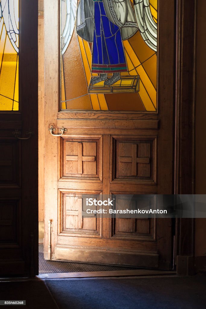 Abrió La Puerta A La Iglesia Con Ángulo En La Vidriera Foto de stock y más banco de imágenes de Iglesia - iStock Abrió La Puerta A La Iglesia Con Ángulo En La Vidriera Foto de stock y más banco de imágenes de Iglesia - iStock