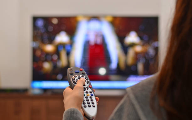 mujeres viendo tv y uso control remoto - television commercial fotografías e imágenes de stock
