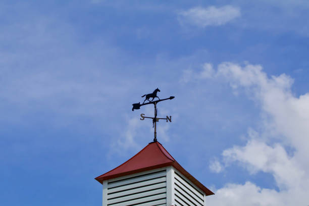 конский ветер ван на куполе - weather vane wind weather direction стоковые фото и изображения