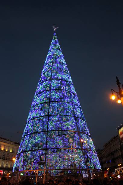 istock Espagne, Madrid - sapin de noel a plaza puerta del sol 835635502