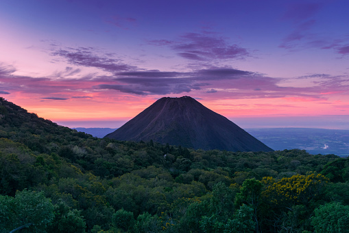 Volcán Izalco en sunrise photo