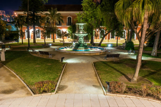 patio con fuente central de la casa colón de huelva del público - huelva province fotografías e imágenes de stock