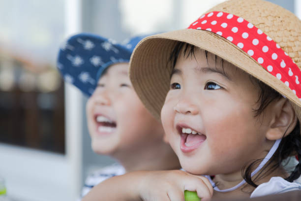 フレンドリーな双子の兄妹 - 日本人　親子 ストックフォトと画像