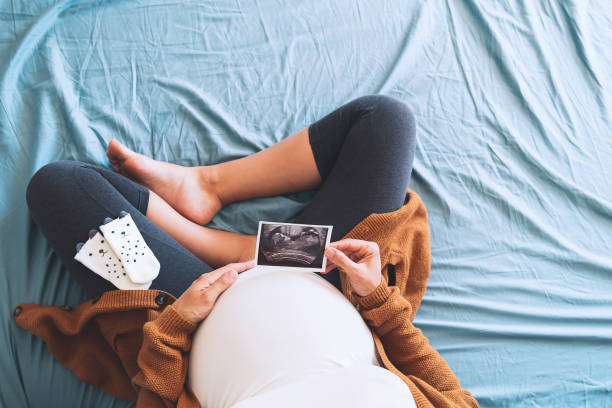 donna incinta che tiene in mano l'immagine ad ultrasuoni. - human pregnancy obgyn women child foto e immagini stock