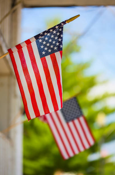 amerykańskie flagi macha. selektywna ostrość - patriotism american flag flag retro revival zdjęcia i obrazy z banku zdjęć