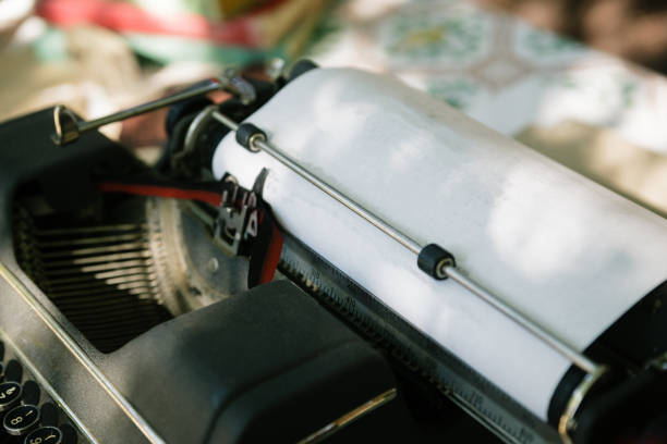 antigo typewritter mecânica ao ar livre nas sombras - typewriter keyboard typewriter antique old fashioned - fotografias e filmes do acervo