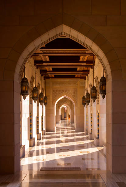 grande moschea del sultano qaboos a muscat, oman - moschea sultan qaboos foto e immagini stock