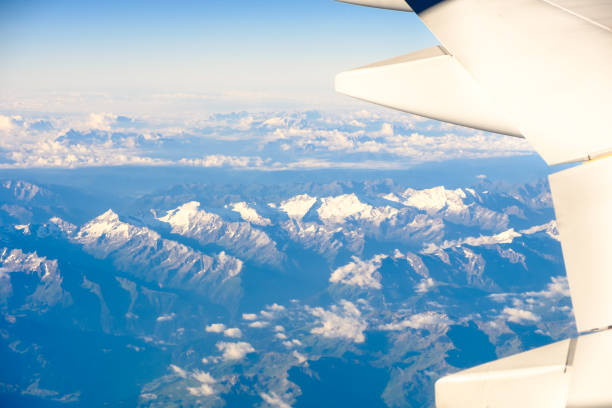 最も高い山、スイス、アルプスの中心部に先へようこそ自然からの受付係として風景の上を飛んで飛行機の翼。飛行機の窓からの眺め。 - mountain range earth sky airplane ストックフォトと画像