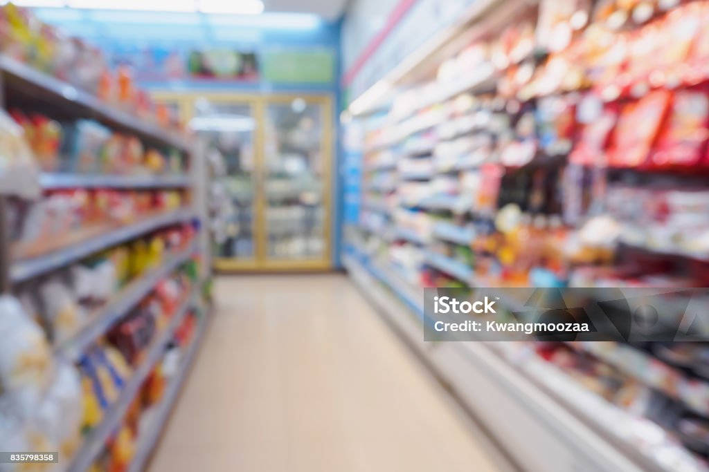 スーパー マーケット コンビニエンス ストアのスナック、食べ物、牛乳や乳製品の製品棚をぼかし - 便利のロイヤリティフリーストックフォト