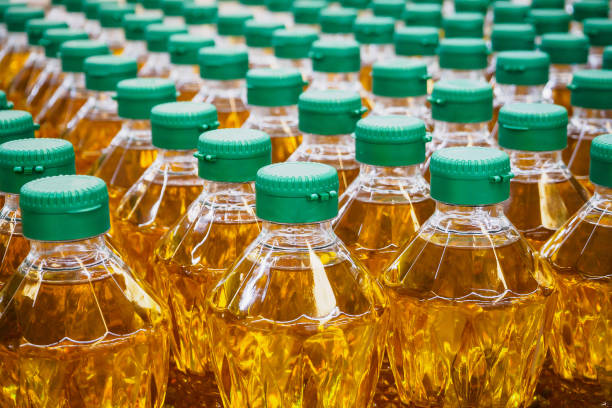 ölflaschen in fabrik lager kochen - sunflower seed oil stock-fotos und bilder
