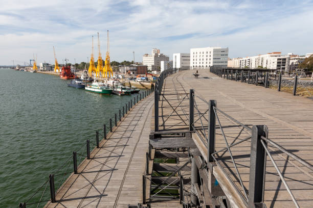 istock Old ironwork quay - Muelle del Tinto in Huelva, Spain 835805712