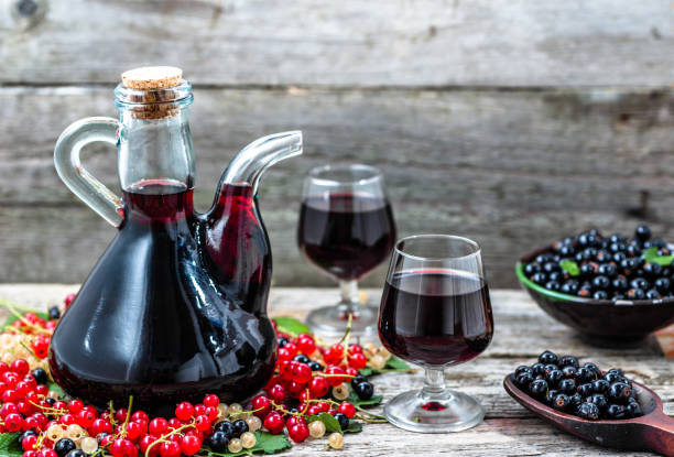 果実酒瓶と木製のテーブルの甘いアルコールのガラス - carafe decanter glass wine ストックフォトと画像
