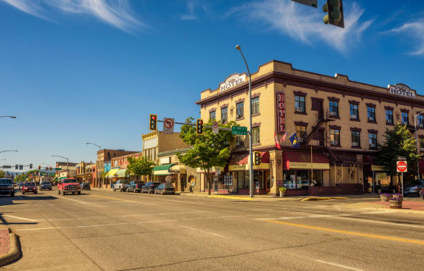 blick auf die straße mit geschäften und hotels in kalispell, montana - many glacier hotel stock-fotos und bilder