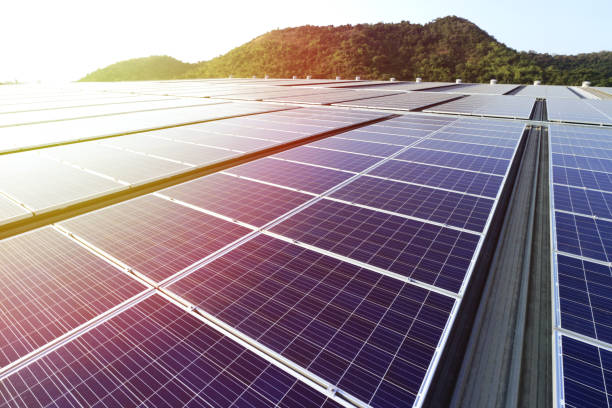 太陽光発電太陽光発電屋上美しい日光 - polycrystalline ストックフォトと画像