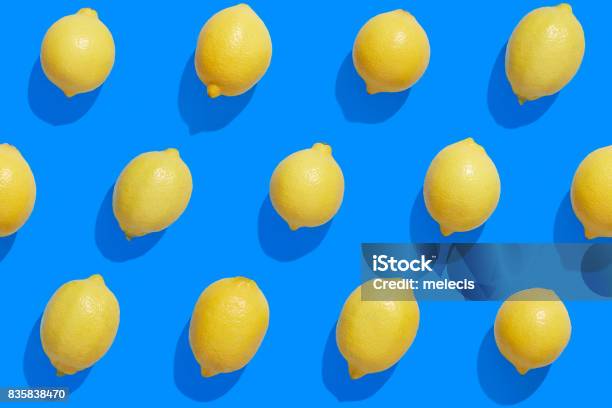 飽和青色の背景にフレッシュ レモン - レモンのストックフォトや画像を多数ご用意 - レモン, 背景, 果物