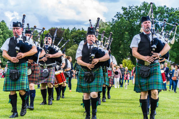 pipers w orkiestrze dętej w british flair w hamburgu - scottish music zdjęcia i obrazy z banku zdjęć