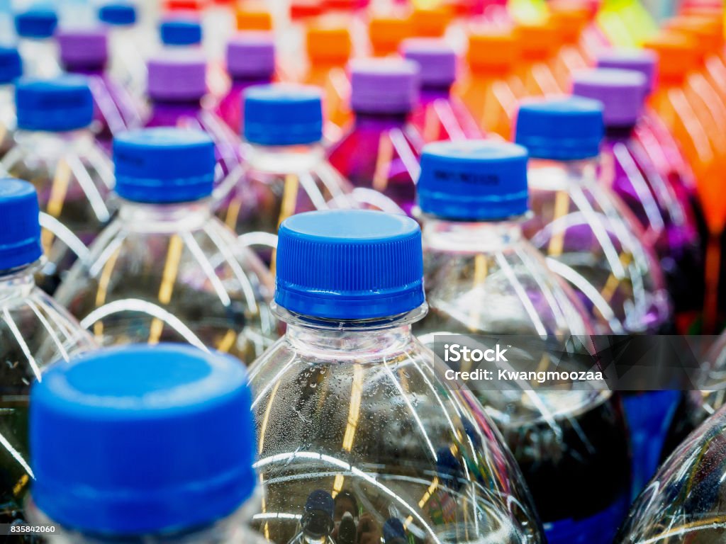 botellas de bebidas en supermercado - Foto de stock de Bebida libre de derechos