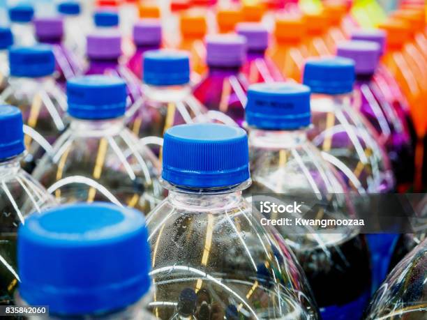 Photo libre de droit de Bouteilles De Boissons Gazeuses En Supermarché banque d'images et plus d'images libres de droit de Boisson - Boisson, Soda, Supermarché