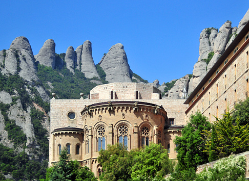 Montserrat, Catalonia: rock pinnacles and the ambulatory of the Basilica - Santa Maria de Montserrat Benedictine abbey - photo by M.Torres
