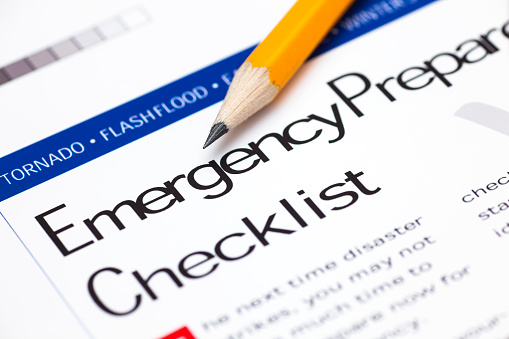 Lista de preparación para emergencia con lápiz. photo