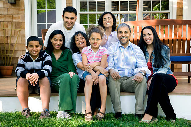 hispanische mit der ganzen familie auf veranda - nah fotos stock-fotos und bilder
