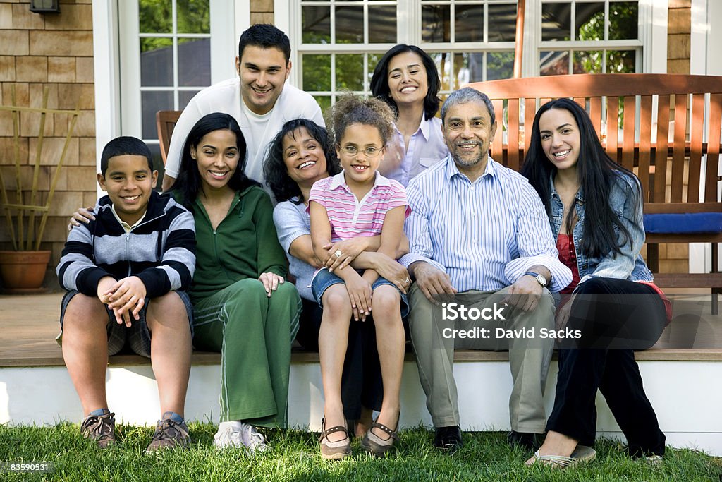 Multigenerazionali famiglia ispanica in veranda - Foto stock royalty-free di Famiglia