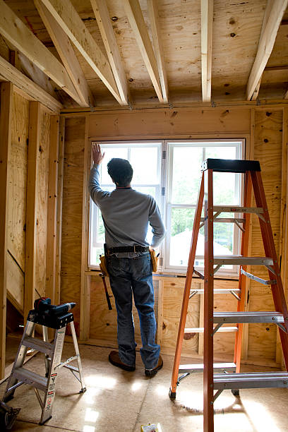 contratantes, trabalhando em casa em nova janela - home improvement drill house repairing - fotografias e filmes do acervo