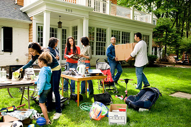 suburban yard vente, famille, se déplacer-meubles - brocante photos et images de collection