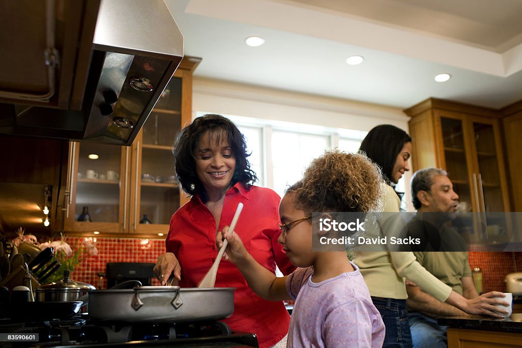 Familie kochen zusammen - Lizenzfrei Familie Stock-Foto