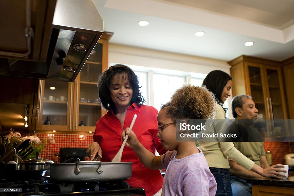 Familia cocinar juntos - Foto de stock de Familia libre de derechos