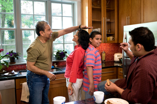 Multigenerational familia en la cocina photo