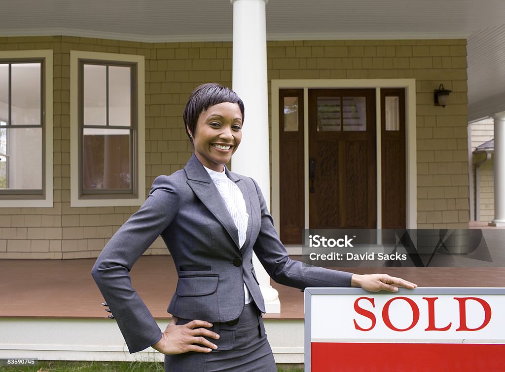 Makler mit verkauften Schild - Lizenzfrei Immobilienmakler Stock-Foto