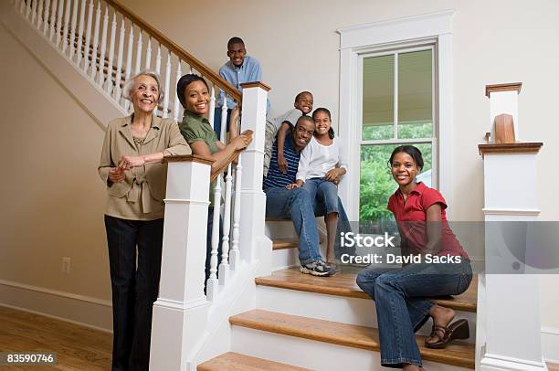 Familien Portrait Auf Treppen In New Home Stockfoto und mehr Bilder von Eigenheim - Eigenheim, Familie mit mehreren Generationen, Hauswechsel