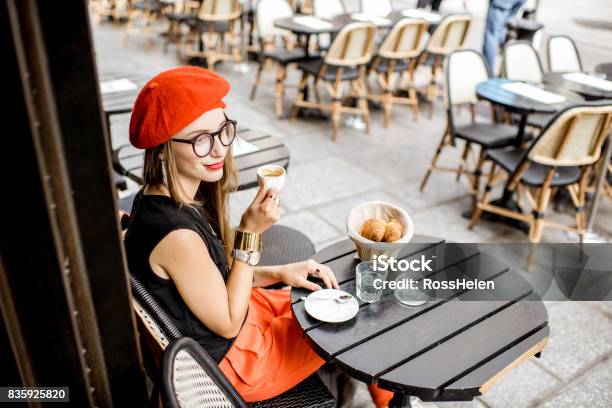 Foto de Mulher Tendo Um Pequenoalmoço Francês No Café e mais fotos de stock de Paris - Paris, França, Mulheres