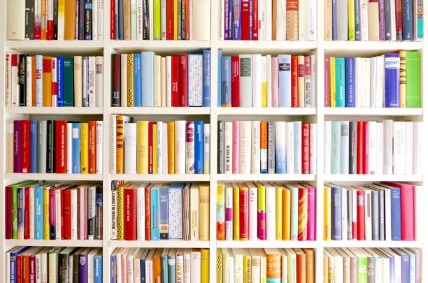 prateleiras de livros da biblioteca branco embalado com livros coloridos - library book white shelf - fotografias e filmes do acervo