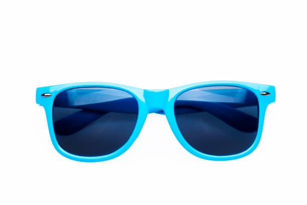 estudio disparo en fondo blanco: azul gafas de sol - isolated on blue fotografías e imágenes de stock