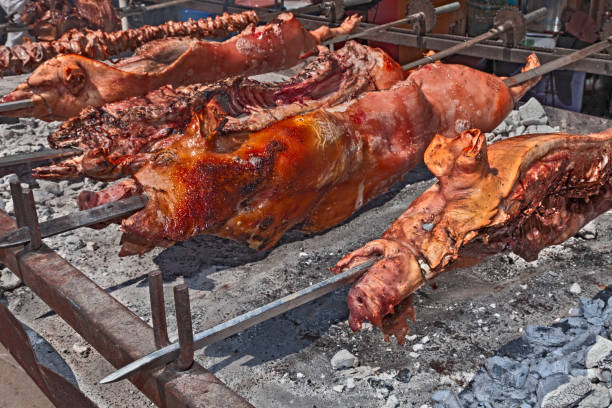 arrosto di maiali interi - spit roasted barbecue grill barbecue pork foto e immagini stock