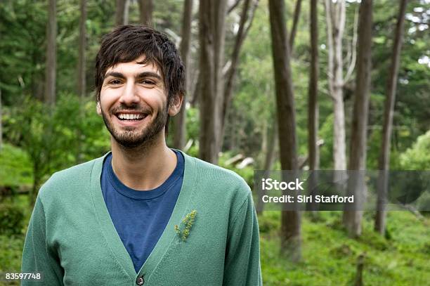 Photo libre de droit de Homme Dans La Forêt Souriant Portrait banque d'images et plus d'images libres de droit de Protection de l'environnement - Protection de l'environnement, 20-24 ans, Personne humaine