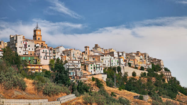 アブルッツォ州キエーティ、アテッサ: 丘の上の旧市街 - town village hill panoramic ストックフォトと画像