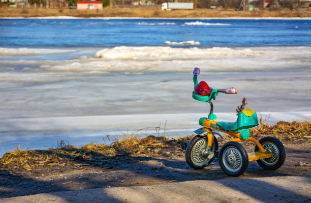 oublié sur les rives de la rivière - joueur de champ gauche photos et images de collection