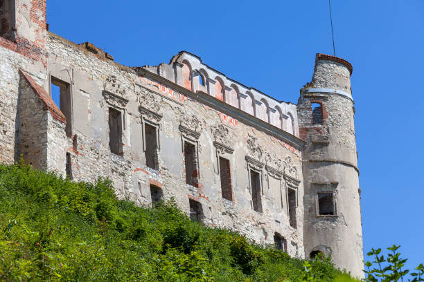Renaissance castle, defense building, ruins, on a sunny day, Lublin Voivodeship, Janowiec ,Poland Janowiec, Poland - August 9, 2017: Renaissance castle, defense building, ruins, Lublin Voivodeship, Janowiec ,Poland. In 1975 the object was bought by the Museum of Vistula River and since 1993 it has been gradually renovated janowiec poland stock pictures, royalty-free photos & images