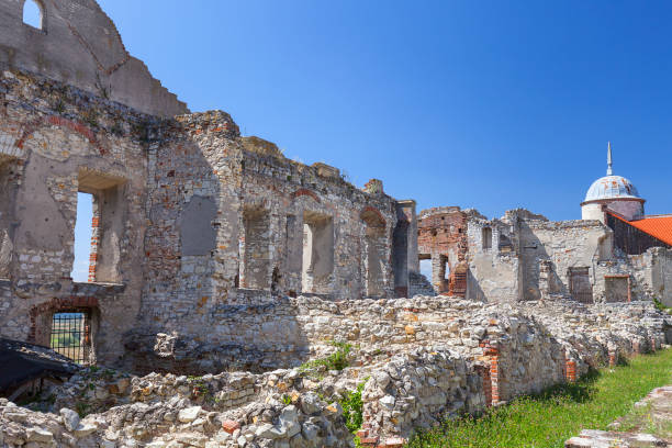 Renaissance castle, defense building, ruins, on a sunny day, Lublin Voivodeship, Janowiec ,Poland Janowiec, Poland - August 9, 2017: Renaissance castle, defense building, ruins, Lublin Voivodeship, Janowiec ,Poland. In 1975 the object was bought by the Museum of Vistula River and since 1993 it has been gradually renovated janowiec poland stock pictures, royalty-free photos & images