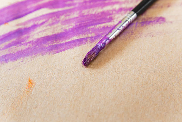 purple peintures et pinceau avec dab.brown paper.space pour le texte. - acryle photos et images de collection