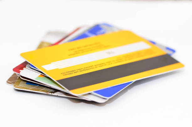 gros plan des cartes de crédit sur fond blanc isolé - credit card photography stack finance photos et images de collection
